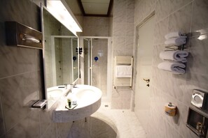 Shower, rainfall showerhead, free toiletries, hair dryer - Best Western Hotel Moderno Verdi (Genoa)