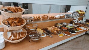 Petit déjeuner buffet servi tous les jours en supplément