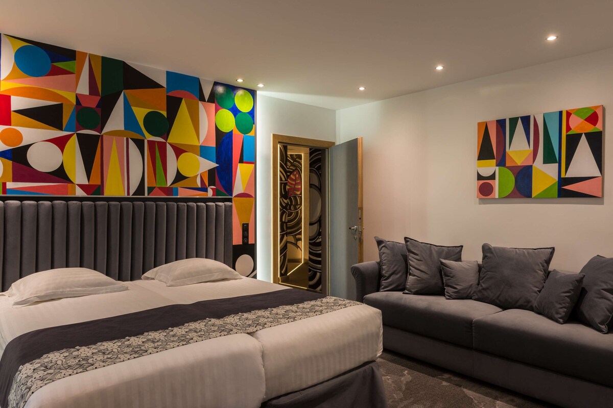 Premium bedding, in-room safe, desk, laptop workspace
