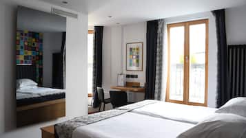 Superior kamer, 1 twee- of 2 eenpersoonsbedden (Privilege) | Luxe beddengoed, een kluis op de kamer, individueel gedecoreerd