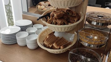 Dagelijks ontbijtbuffet (EUR 12 per persoon)