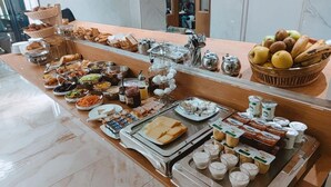 Un bufé con diferentes alimentos y bebidas.