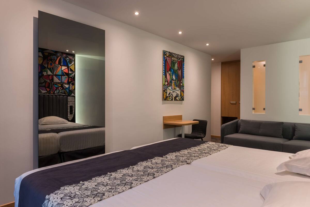 Deluxe room for 2 (Extra Bed with Extra Fee) | 高級寝具、セーフティボックス (室内)、デスク、ノートパソコン用作業スペース