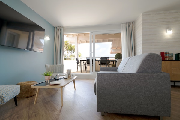 Family Apartment | Living area | 92-cm flat-screen TV with satellite channels