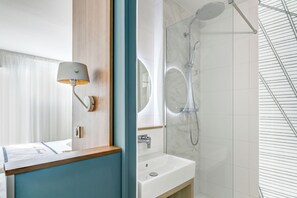 Shower, rainfall showerhead, free toiletries, hair dryer - Hôtel Jules Verne Biarritz (Biarritz)