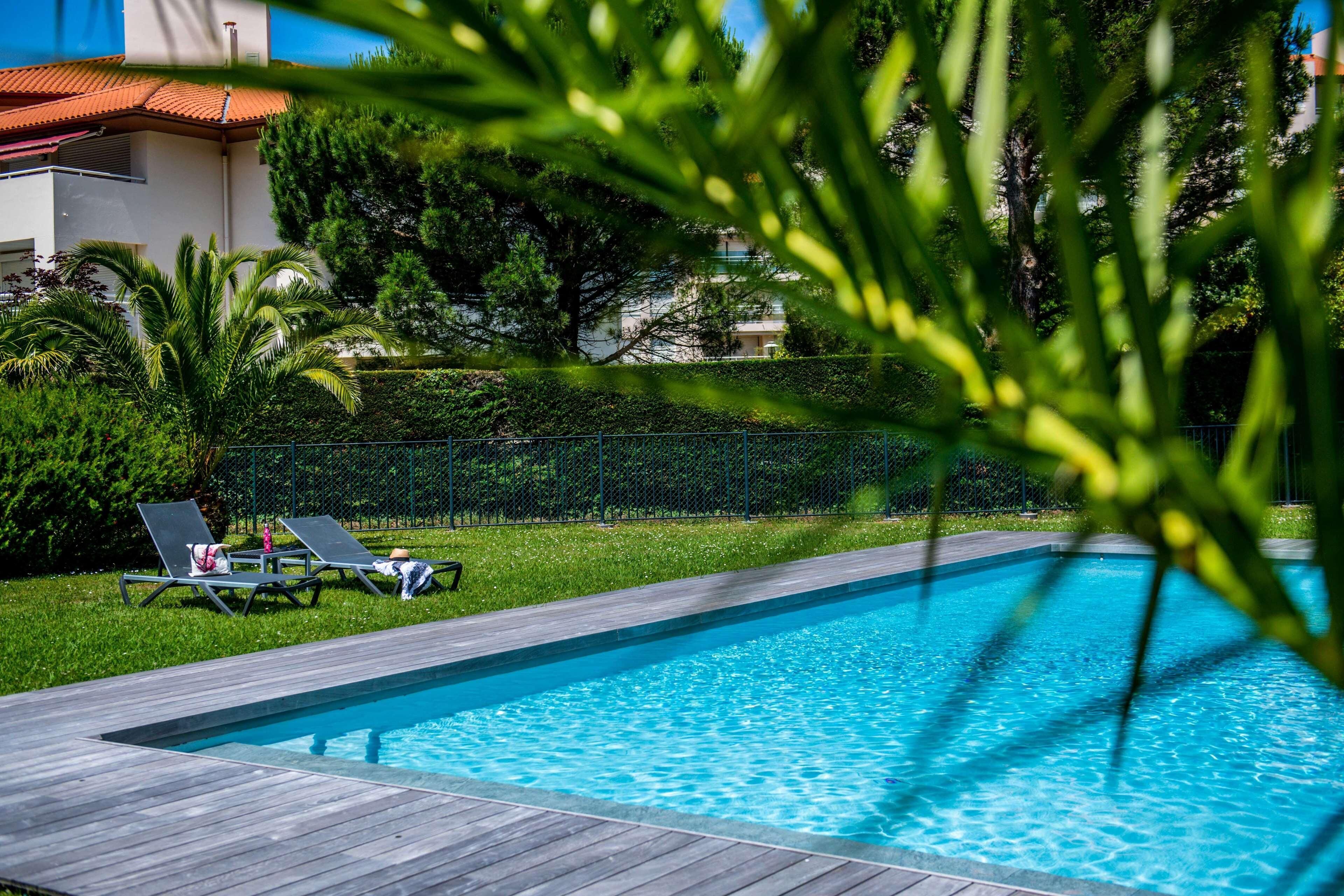 seasonal outdoor pool, open 10:00 am to 9:00 pm, pool loungers