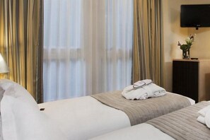 Minibar, una scrivania, insonorizzazione, ferro/asse da stiro