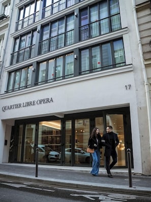 Exterior detail - Le Pera (Paris)