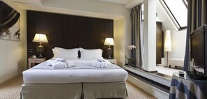 Minibar, desk, soundproofing, iron/ironing board