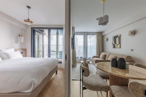 Minibar, skrivebord, lydisolert og strykejern/-brett
