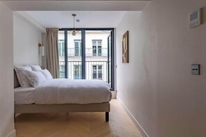 Minibar, skrivebord, lydisolert og strykejern/-brett