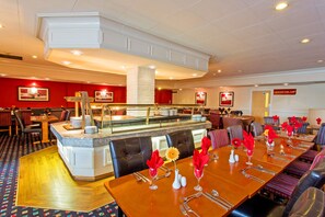 Melayani sarapan, makan siang, dan makan malam