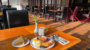 Sarapan lengkap setiap hari dengan biaya tambahan