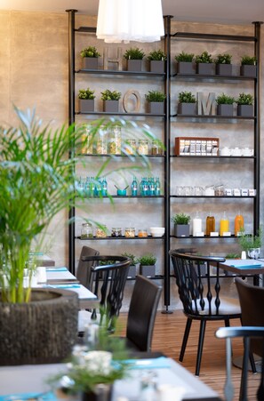 Desayuno buffet diario (EUR 18.00 por persona)