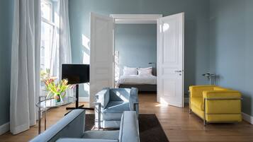 Leilighet – deluxe | Oppholdsområde | TV og kontorer