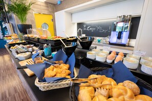 Petit déjeuner buffet servi tous les jours en supplément