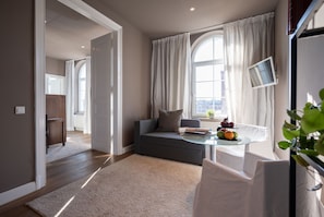 Classic-Apartment | Wohnbereich | Fernseher, Arbeitsbereiche