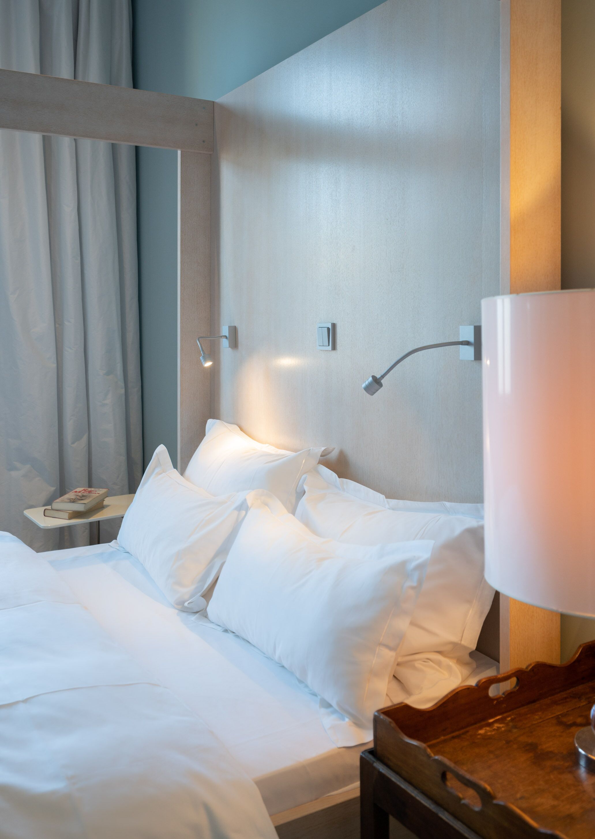 Deluxe-Apartment | Wohnbereich | Fernseher, Arbeitsbereiche