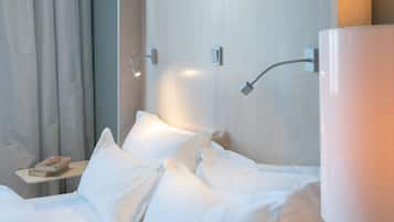 Deluxe-Apartment | Wohnbereich | Fernseher, Arbeitsbereiche