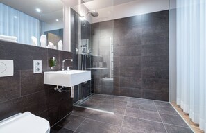 Deluxe Studio | Bathroom - The New Yorker Hotel Köln-Messe (Cologne)
