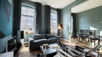 Leilighet – deluxe | Oppholdsområde | TV og kontorer