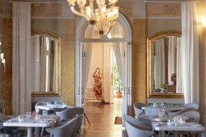 Interior - Ausonia Hungaria (Venice)