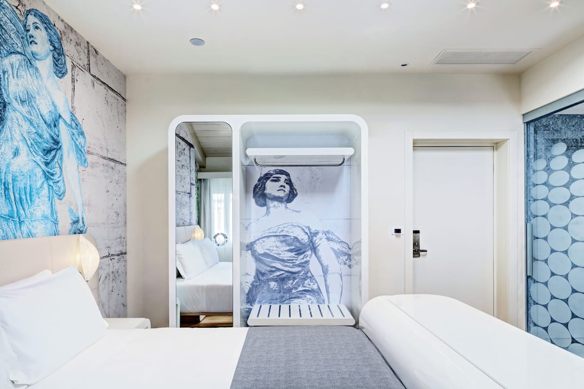 1 habitación, cubrecamas, minibar y caja de seguridad en la habitación