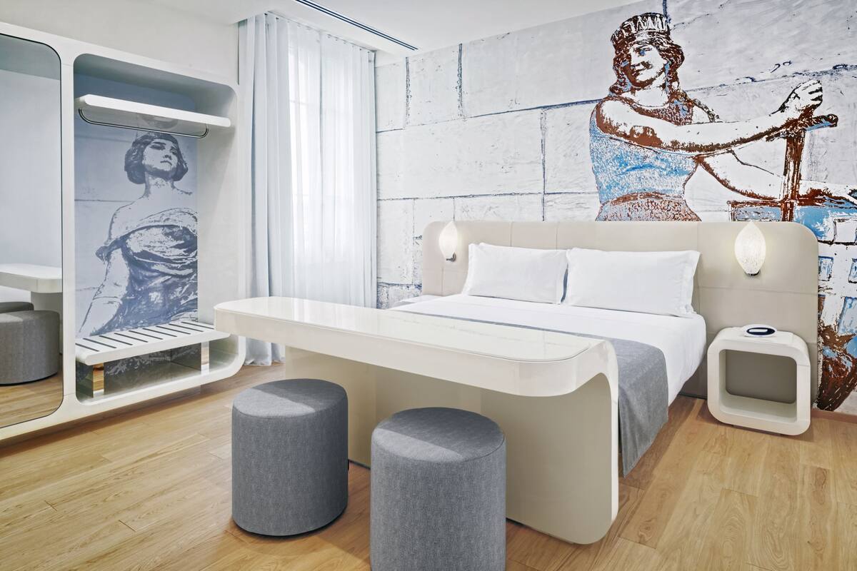 1 bedroom, down duvets, minibar, in-room safe