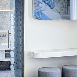Douche, articles de toilette gratuits, sèche-cheveux, peignoirs