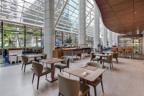 Petit déjeuner, déjeuner et dîner servis sur place