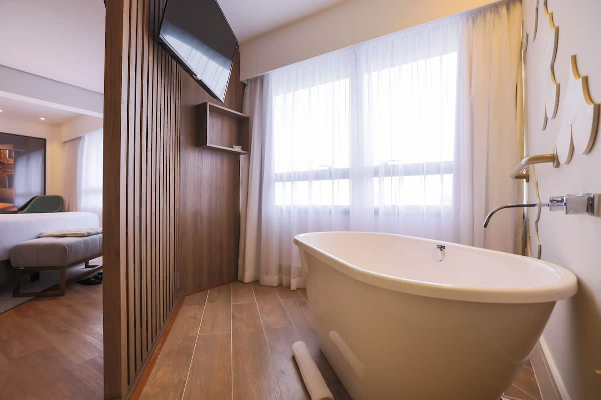 Minibar, két bảo mật tại phòng, bàn 