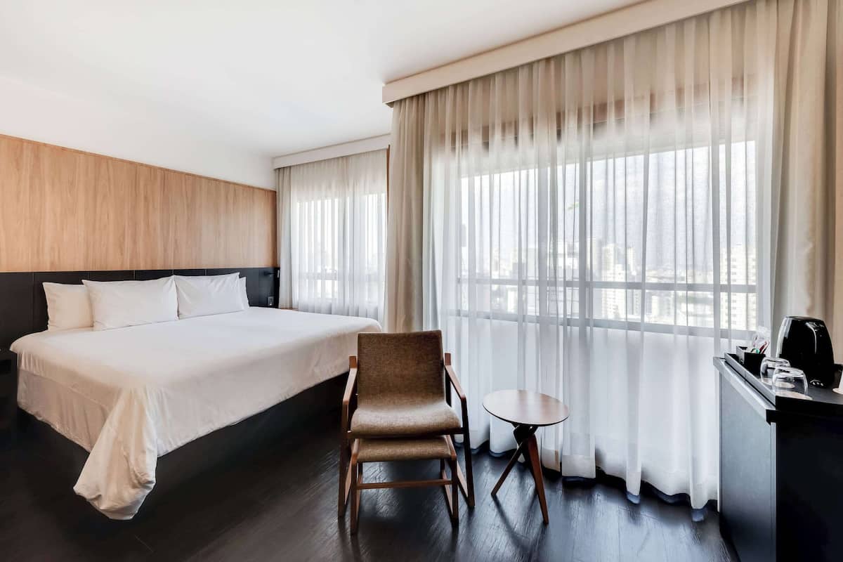 Phòng Cao cấp, 1 giường cỡ king | Minibar, két bảo mật tại phòng, bàn 