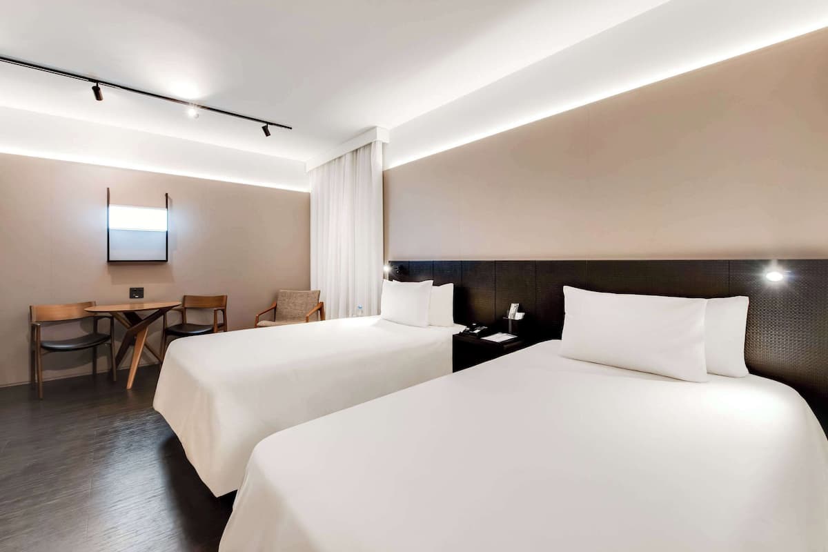 Phòng Deluxe, 2 giường đơn | Minibar, két bảo mật tại phòng, bàn 