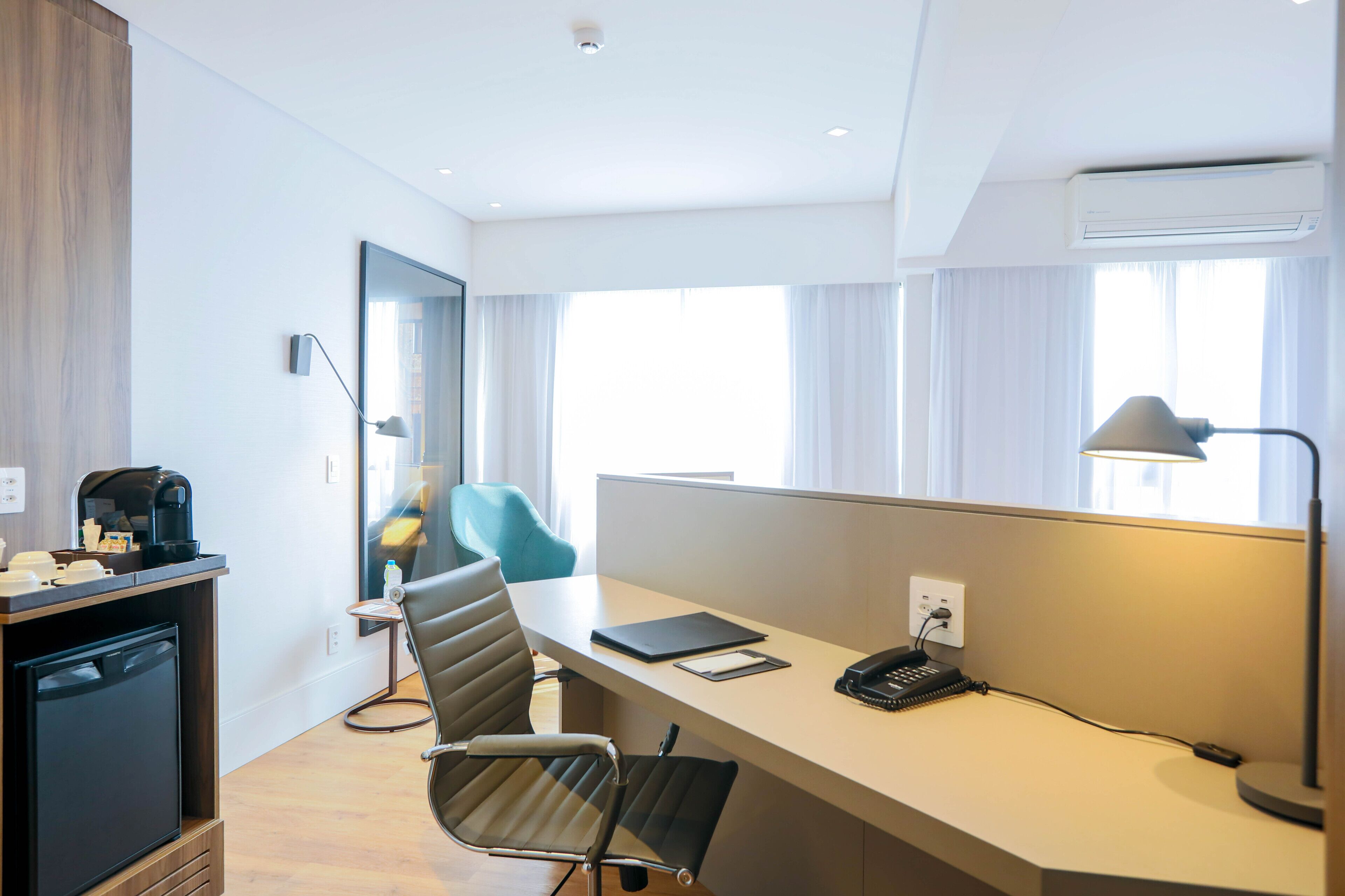 suite premium king | minibar, in-room safe, individually decorated, individually furnished