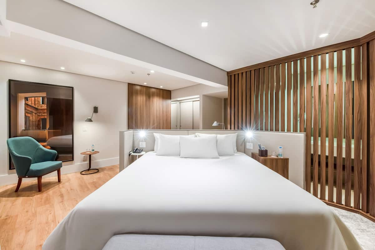 Suite Premium King | Minibar, két bảo mật tại phòng, bàn 