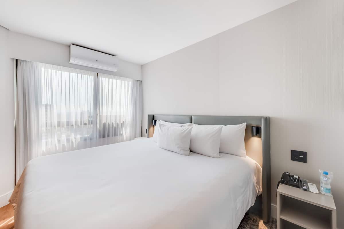 Suite Business Class Family | Minibar, két bảo mật tại phòng, bàn 