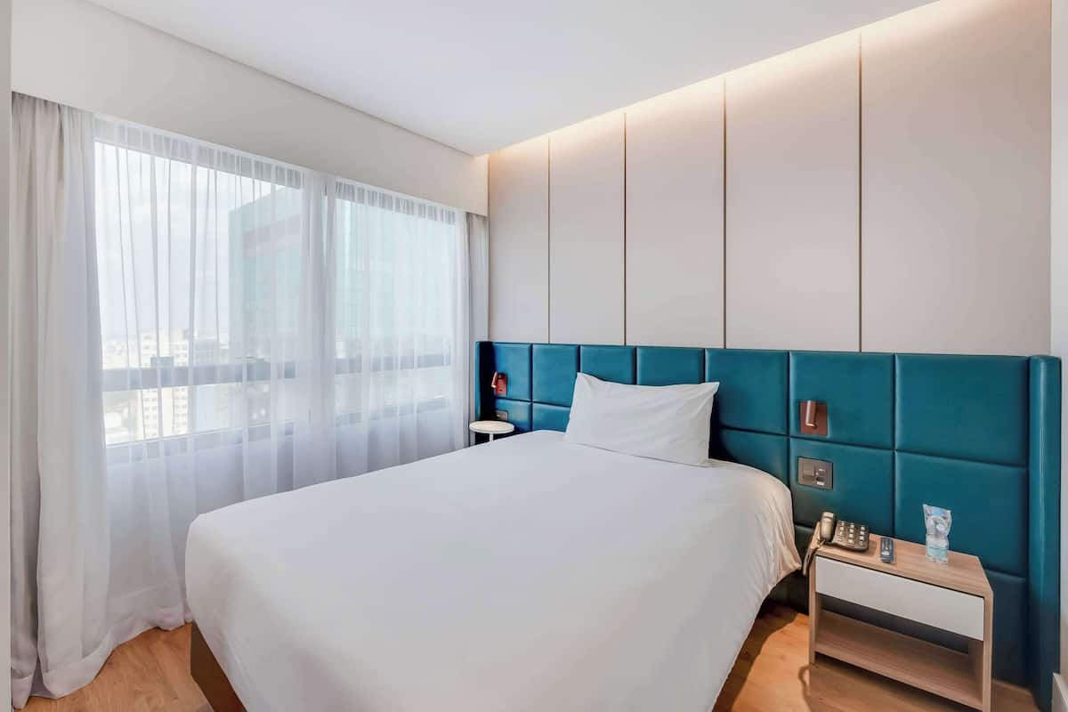 Phòng Deluxe, trang thiết bị hỗ trợ người có khó khăn khi di chuyển | Minibar, két bảo mật tại phòng, bàn 