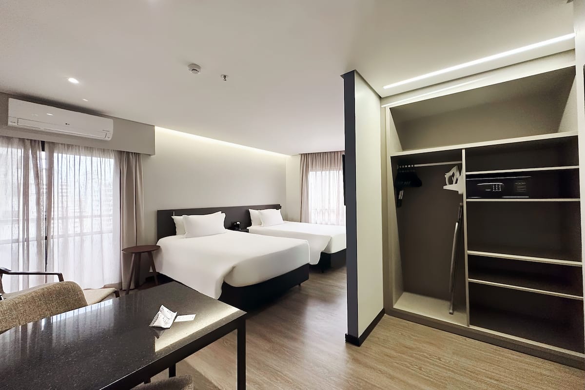 Minibar, két bảo mật tại phòng, bàn 