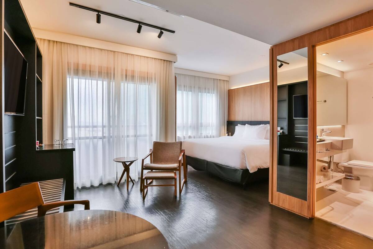 Minibar, két bảo mật tại phòng, bàn 