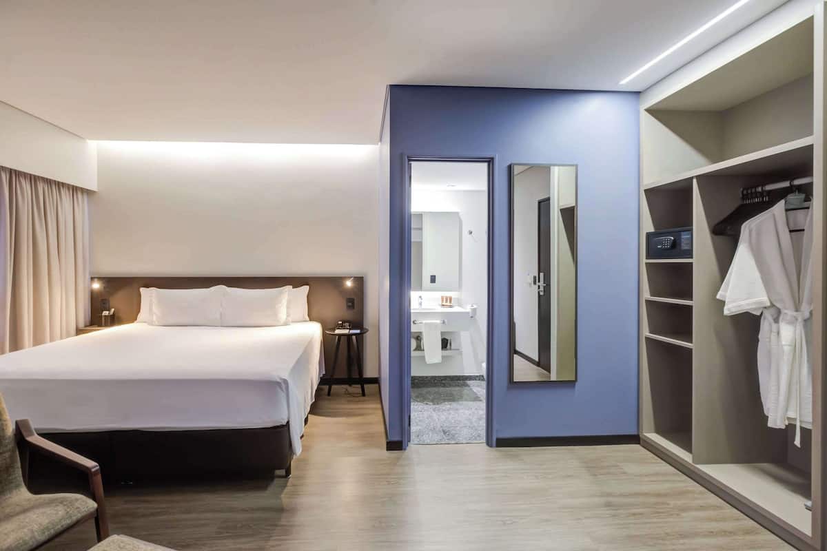 Minibar, két bảo mật tại phòng, bàn 