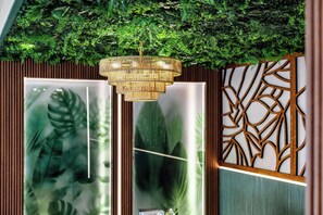 Lobby sitting area - Hotel Ocean (Miami Beach)