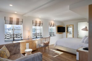 Premium bedding, in-room safe, desk, iron/ironing board