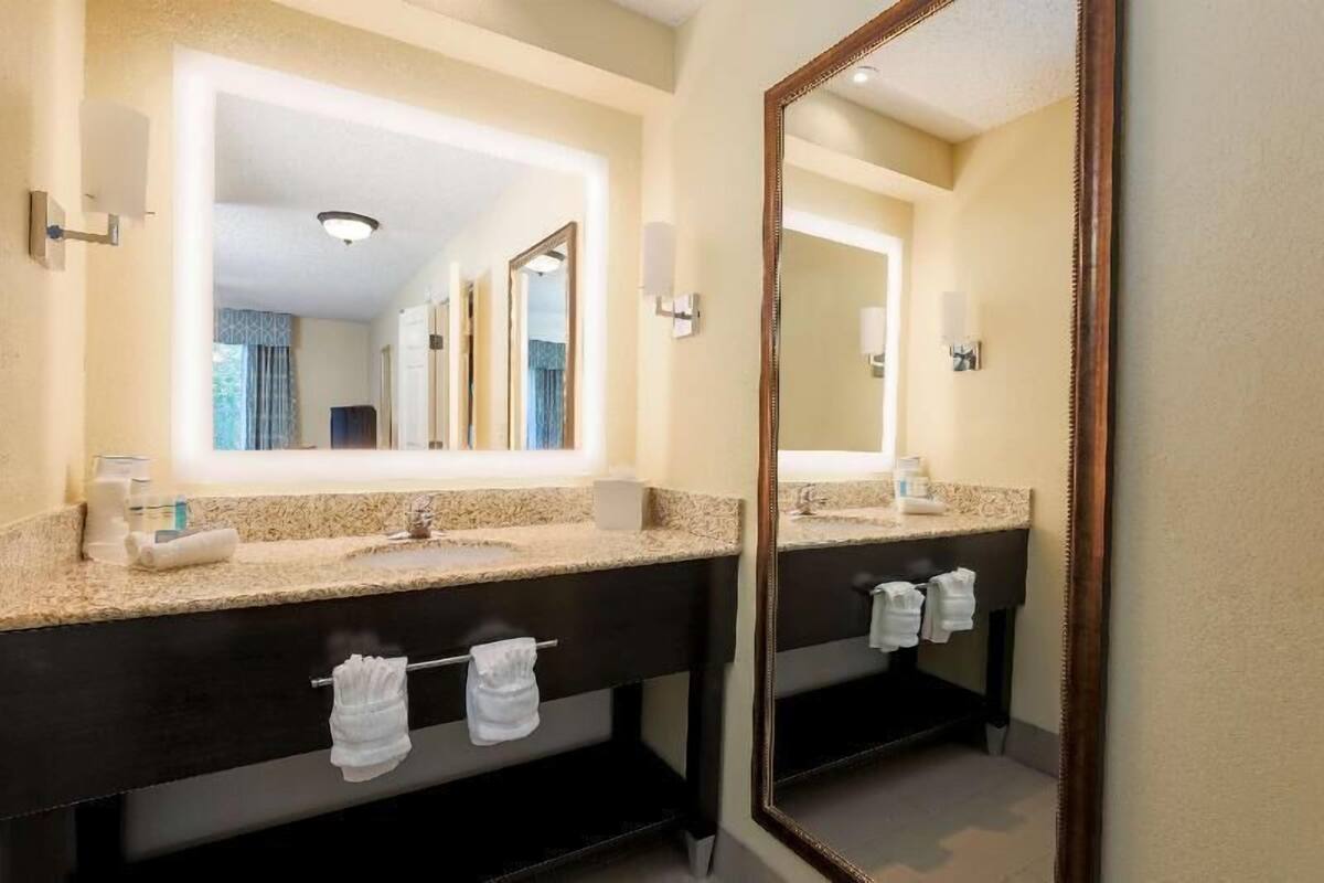 Salle de bain | Ensemble baignoire-douche, articles de toilette (gratuits)