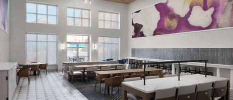 Café da manhã com buffet grátis todos os dias