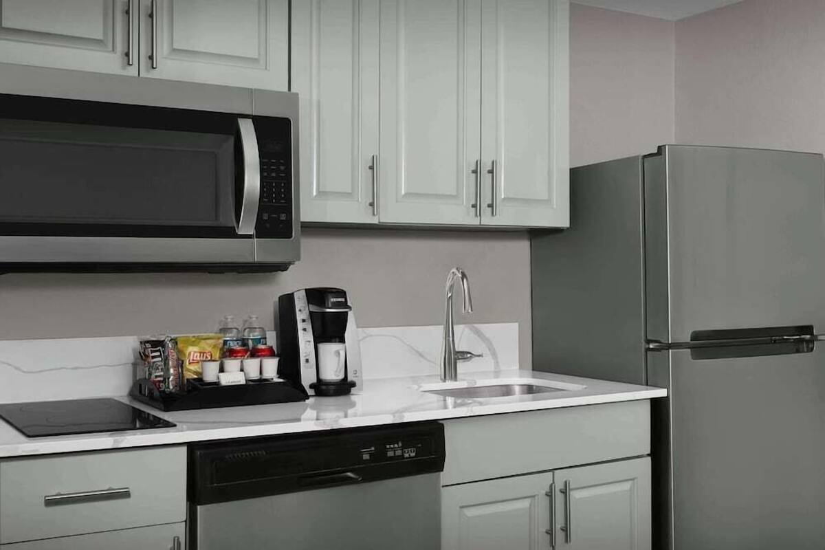 Private kitchen | Full-size fridge, microwave, stovetop, dishwasher