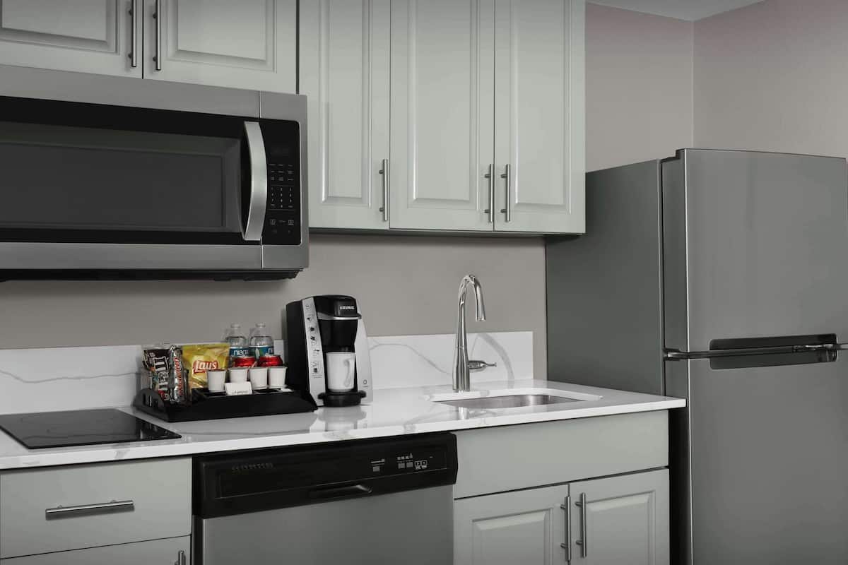 Full-size fridge, microwave, stovetop, dishwasher