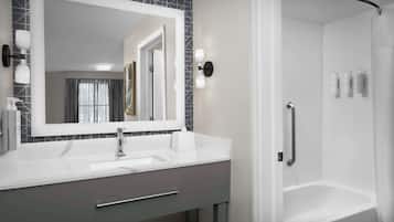 Combined shower/tub, free toiletries, hair dryer, towels