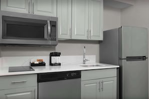Refrigerador con freezer, microondas, placa de cocina, lavavajillas