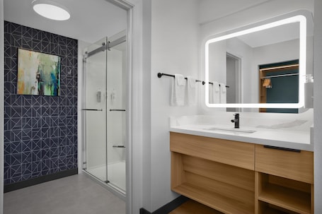 Dusche, kostenlose Toilettenartikel, Haartrockner, Handtücher. Homewood Suites by Hilton Ft. Worth-North at Fossil Creek