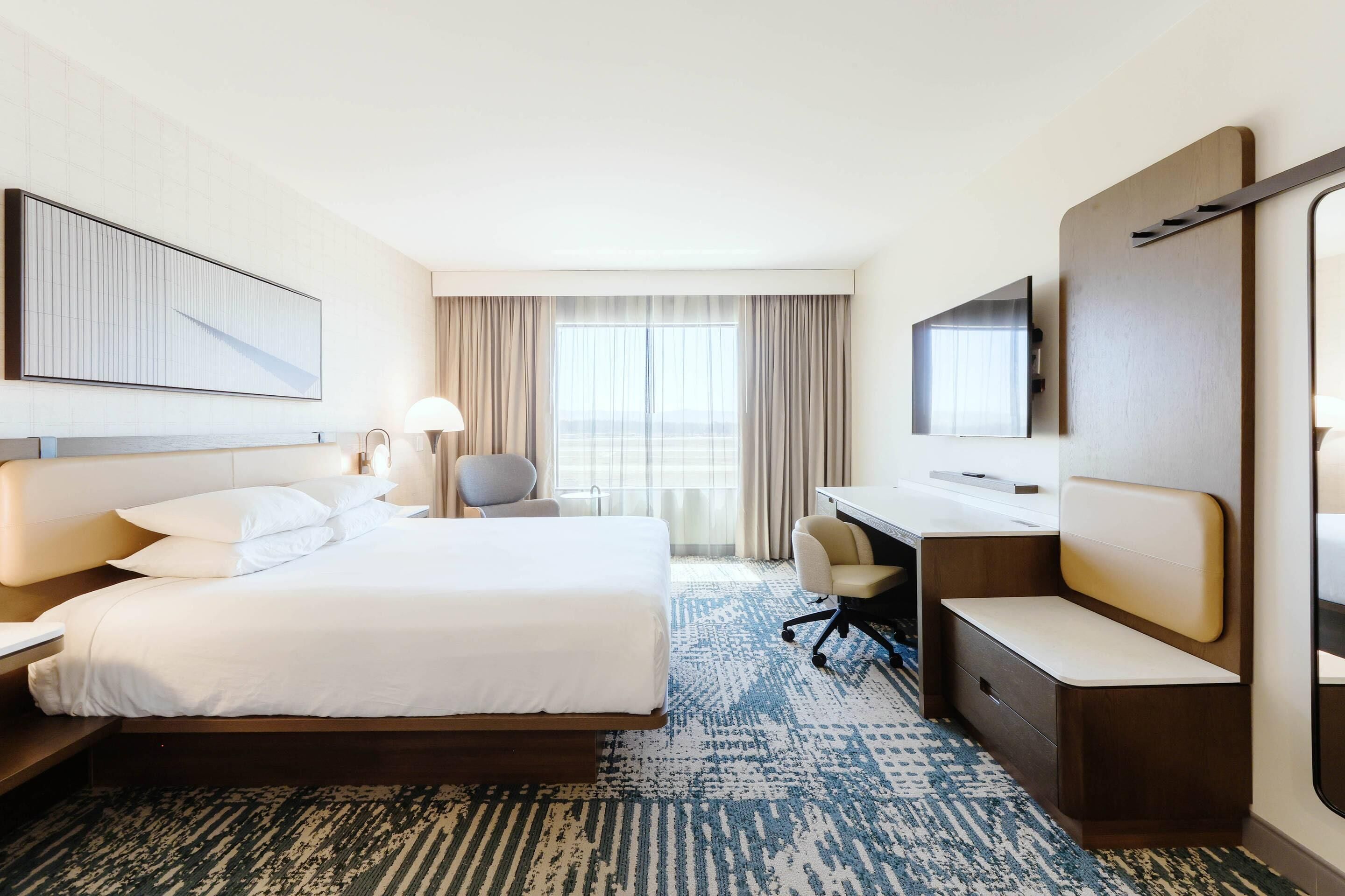 Room, 1 King Bed, Non Smoking | Premium bedding, memory foam beds, in-room safe, desk
